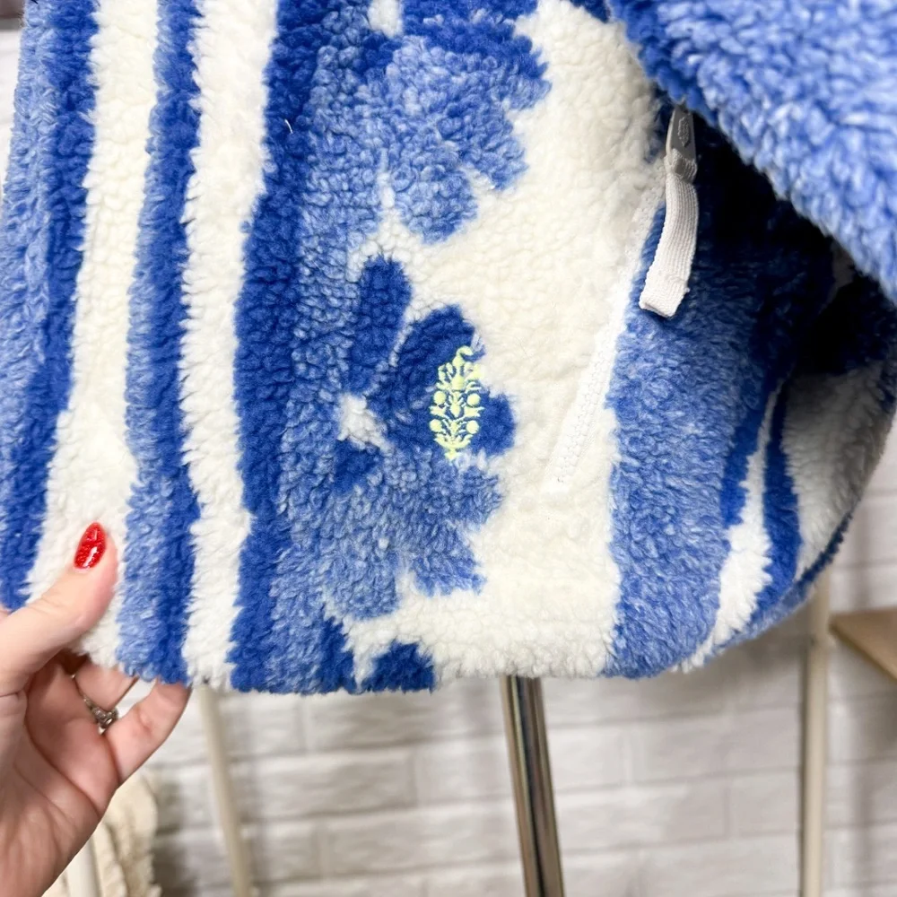 Free People New Hit The Slopes Fleece Pullover Blue White Floral Combo - Picture 3 of 4